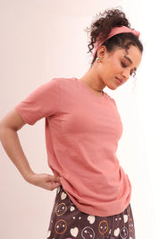 Woman wearing a basic pink colour t-shirt and patterned pants by NapStory
