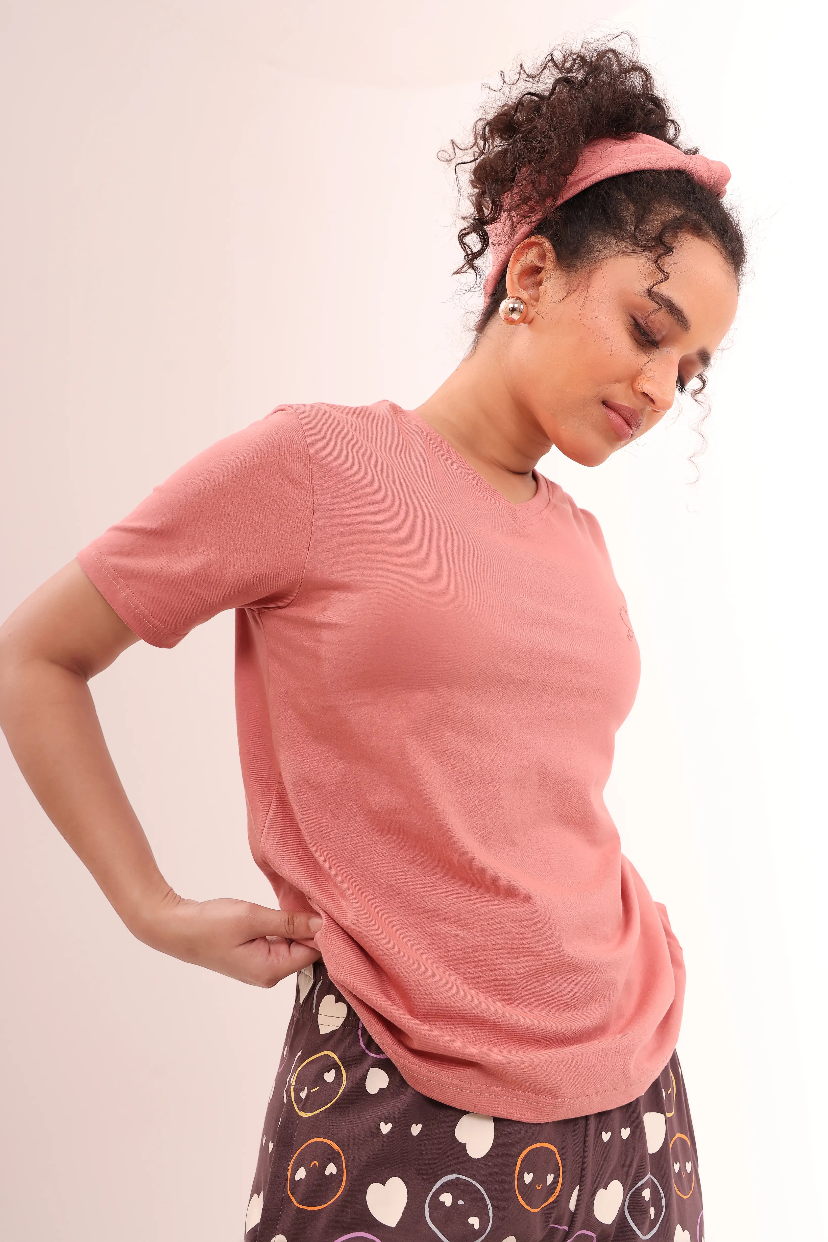 Woman wearing a basic pink colour t-shirt and patterned pants by NapStory